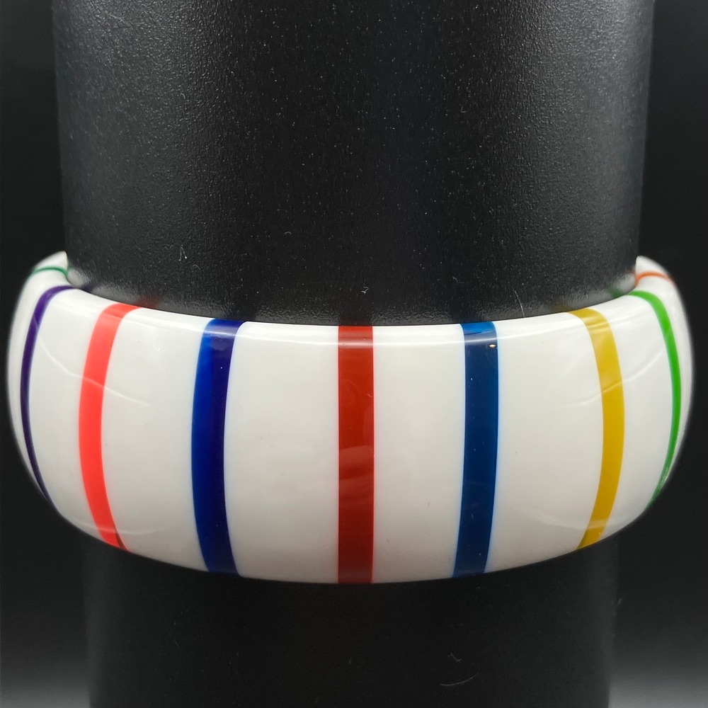 Vintage Bangle Bracelet White Rainbow Multicolor Stripe Chunky Acrylic Size 8.25 - Picture 2 of 6